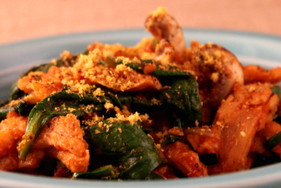 Post image for Soy Curls in Spinach, Mushroom and Tomato Sauce